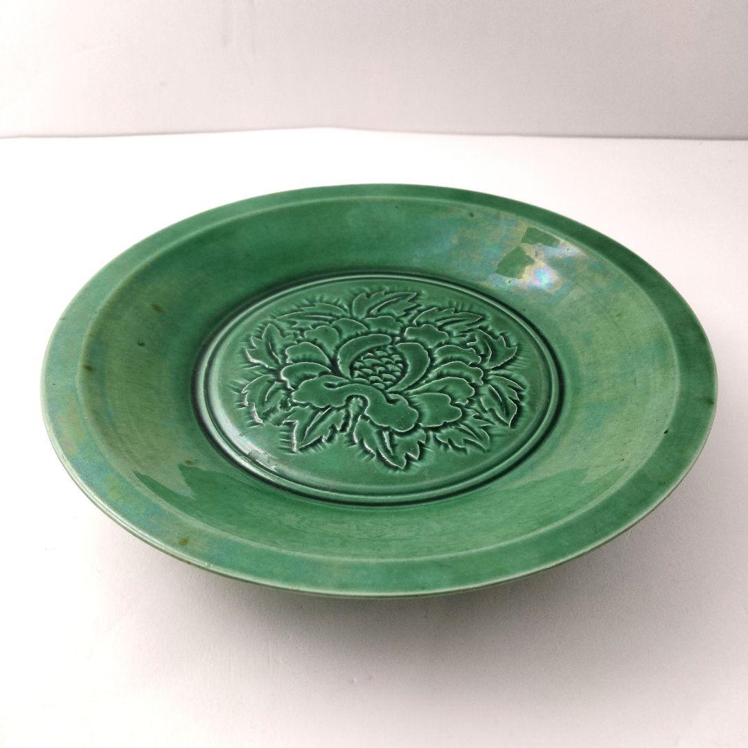 M267-2 中国 新渡緑釉飾り皿 唐物緑釉盤 中央花彫刻 皿 直径15㎝
