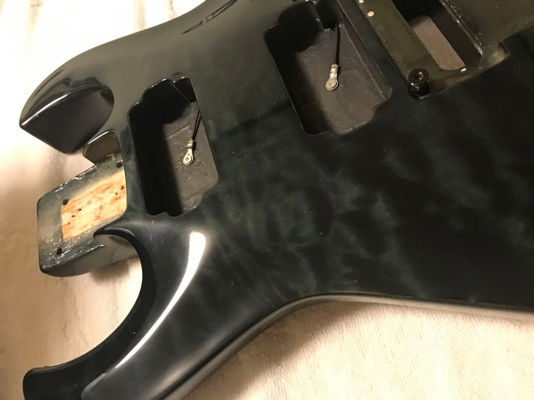 キルトトップギターボディ‼️