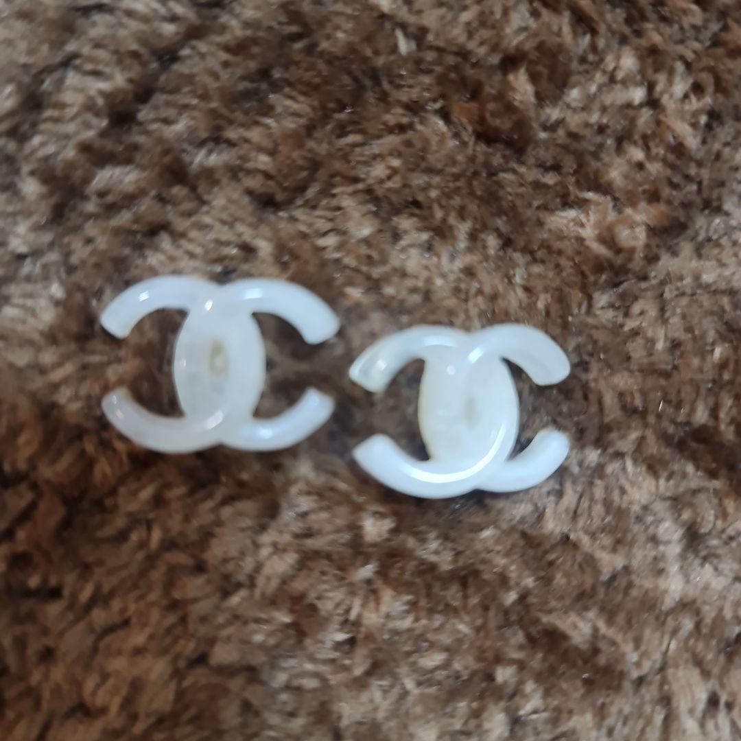 CHANEL ロゴスタッドピアス