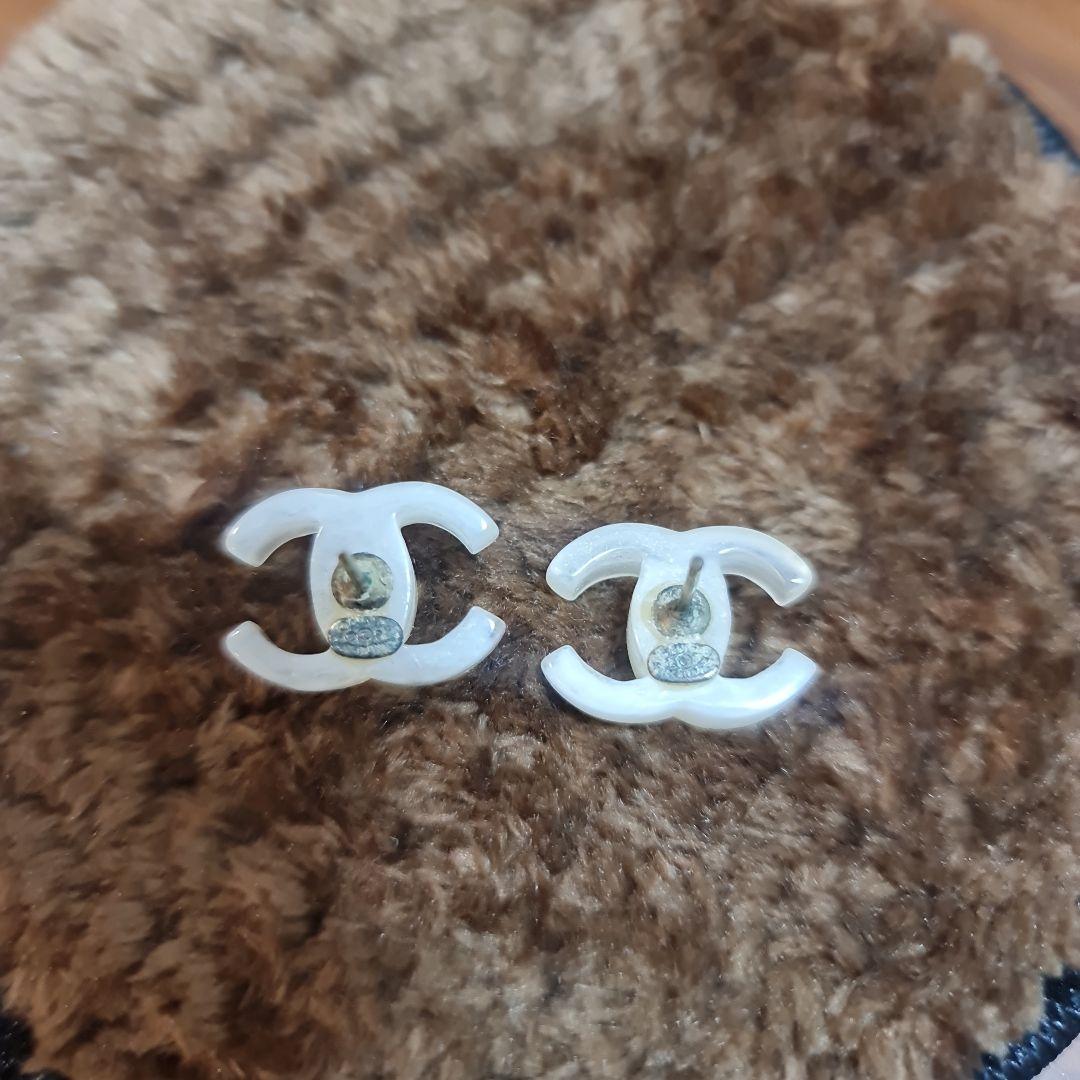 CHANEL ロゴスタッドピアス