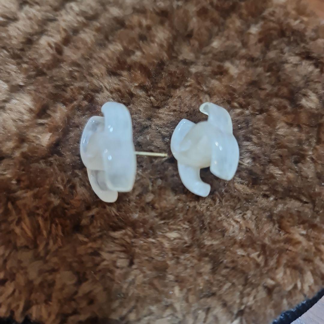 CHANEL ロゴスタッドピアス