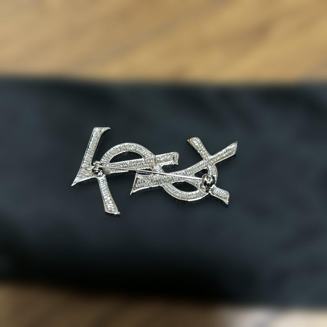 YSL ロゴ ブローチ シルバー クリスタル
