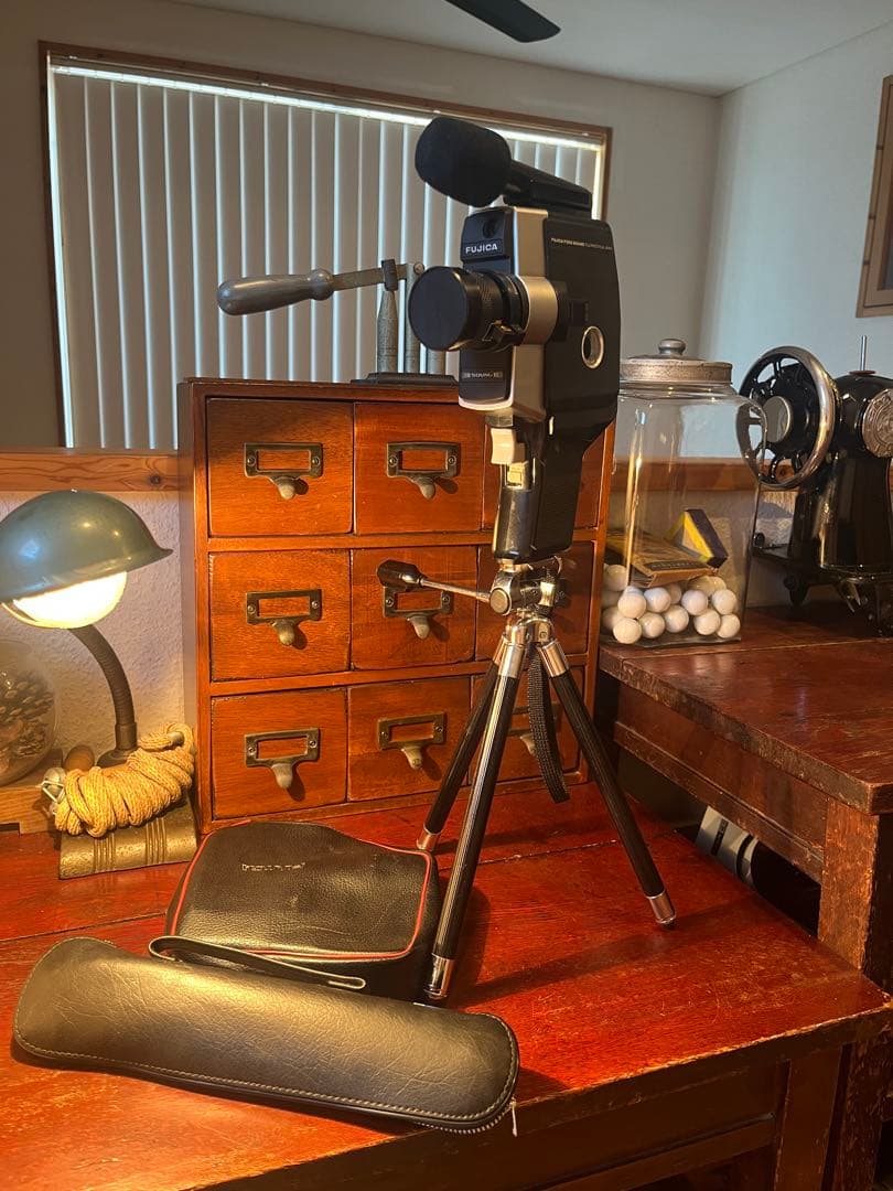 昭和レトロ　8mmカメラ　3脚付き　インテリアやディスプレイに…