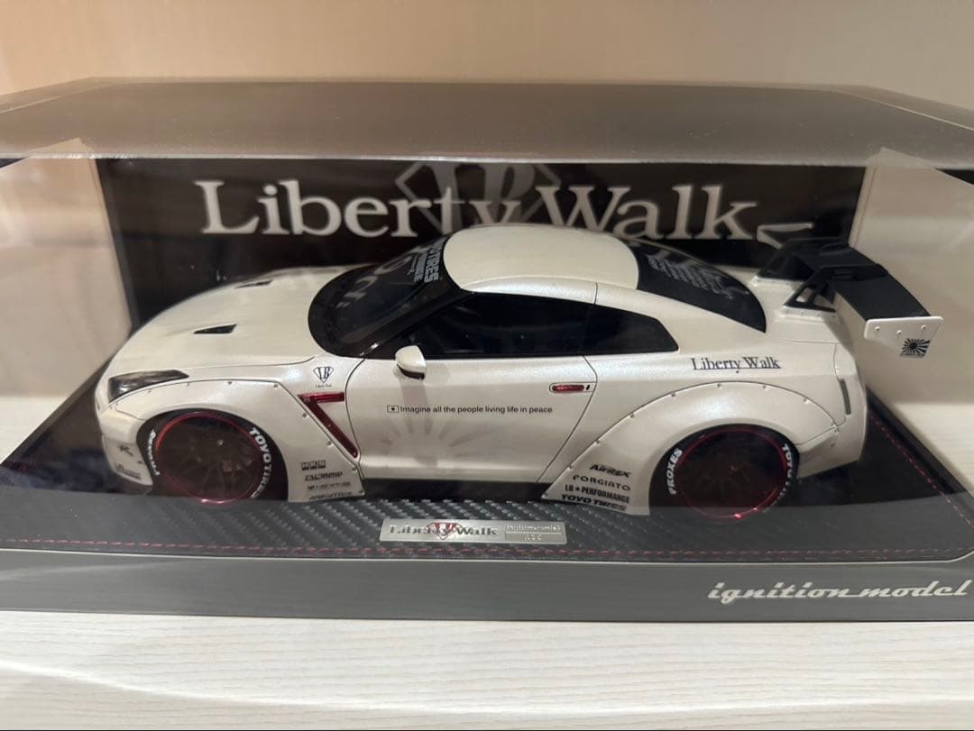 Liberty Walk LBWK 1/18リバティーウォークGT-R ミニカー