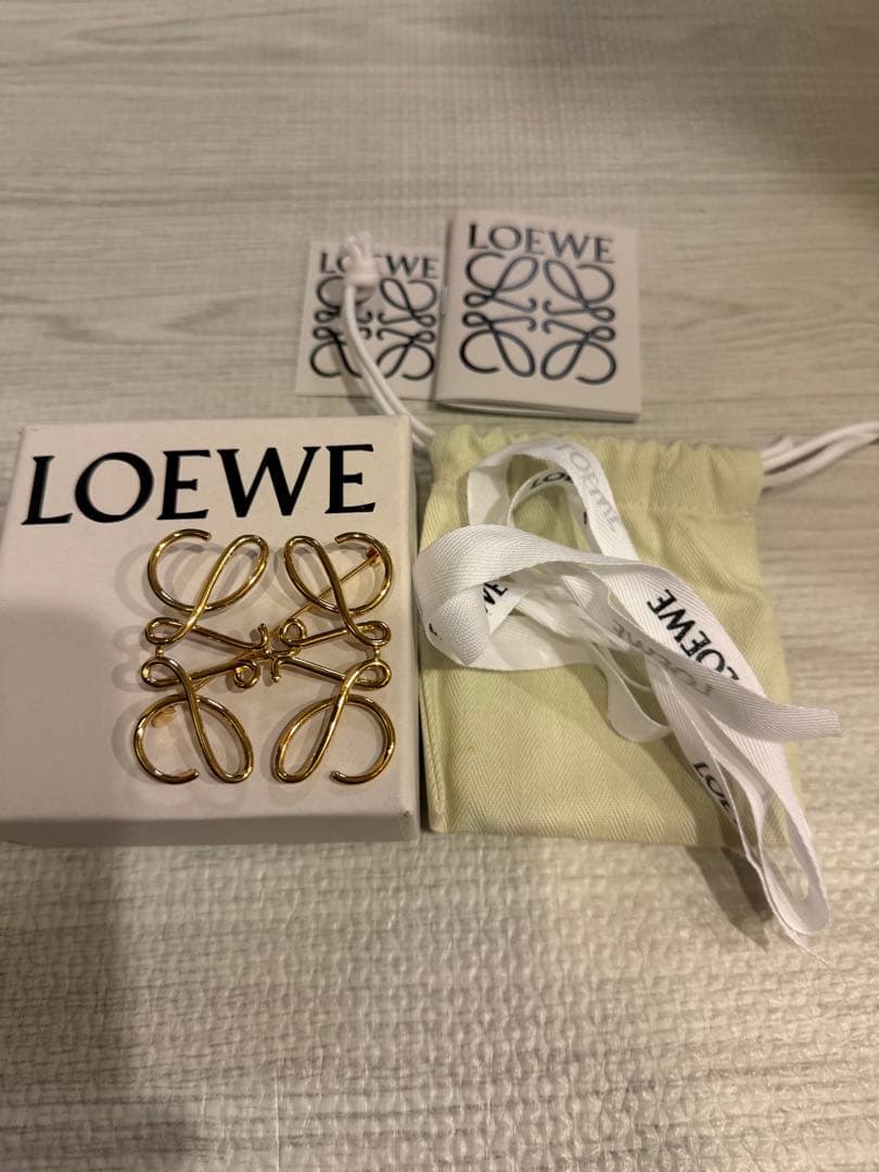 LOEWE アナグラム ブローチ (メタル) ゴールド 新品未使用品 あき