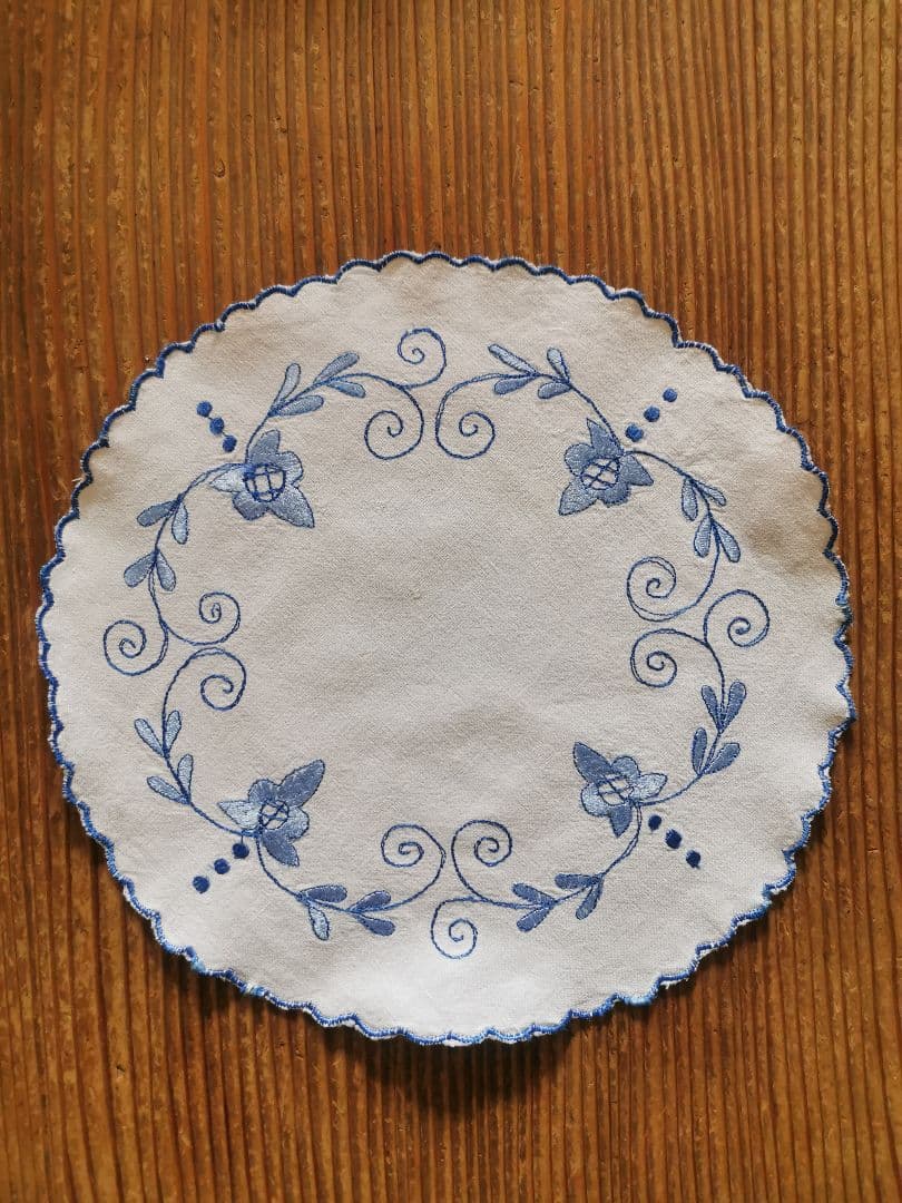 アンティークフランス デルフトブルー風 青糸手刺繍 スカラップリネンドイリー