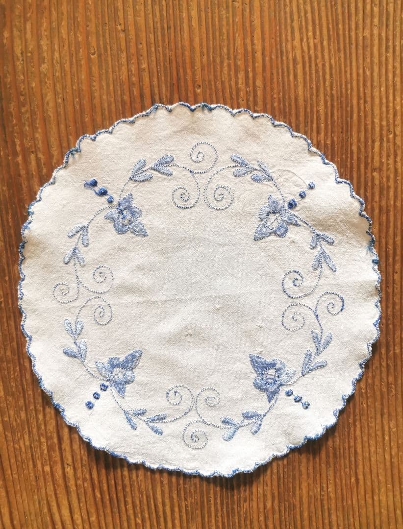 アンティークフランス デルフトブルー風 青糸手刺繍 スカラップリネンドイリー