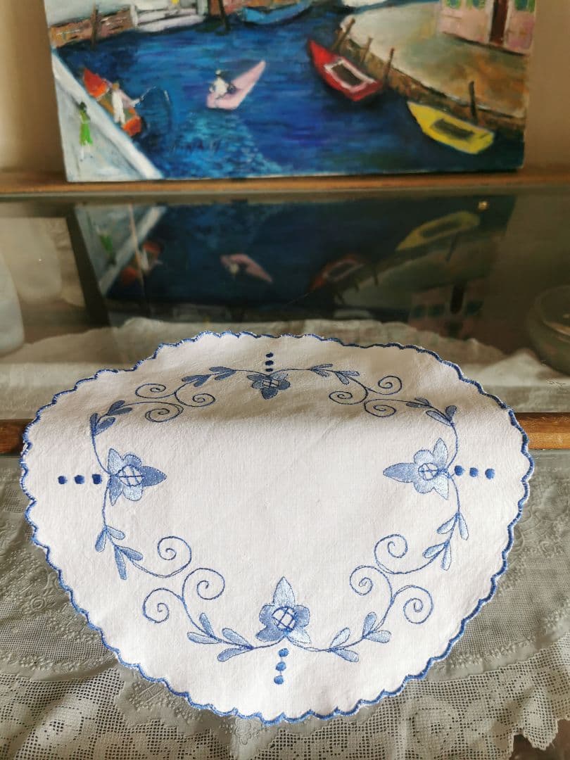 アンティークフランス デルフトブルー風 青糸手刺繍 スカラップリネンドイリー