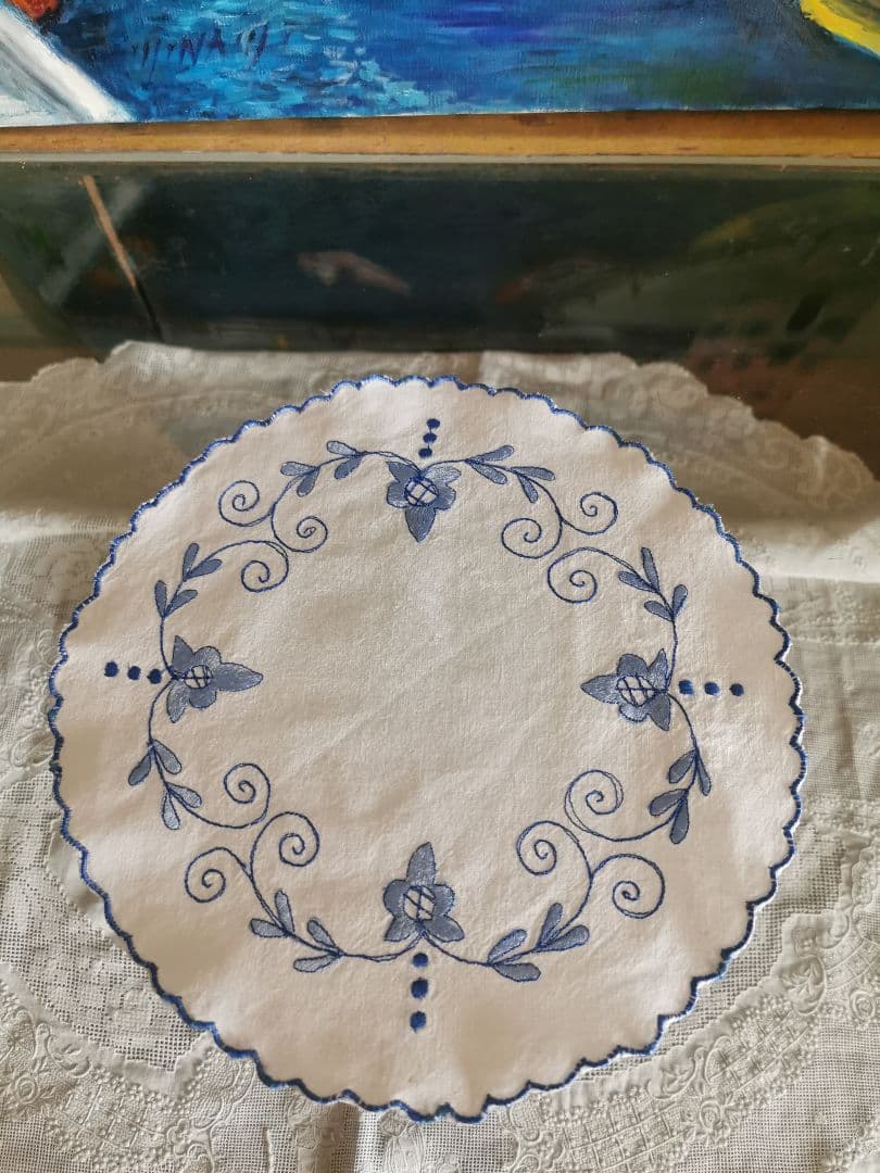 アンティークフランス デルフトブルー風 青糸手刺繍 スカラップリネンドイリー