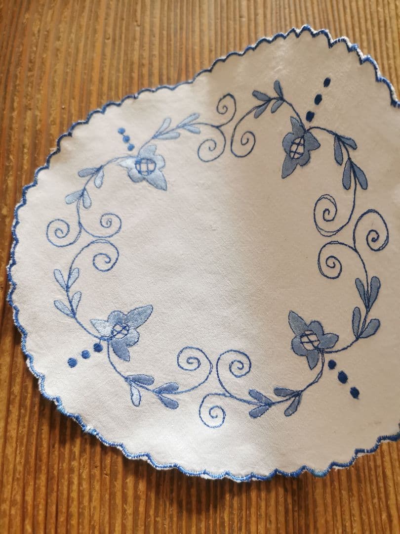 アンティークフランス デルフトブルー風 青糸手刺繍 スカラップリネンドイリー