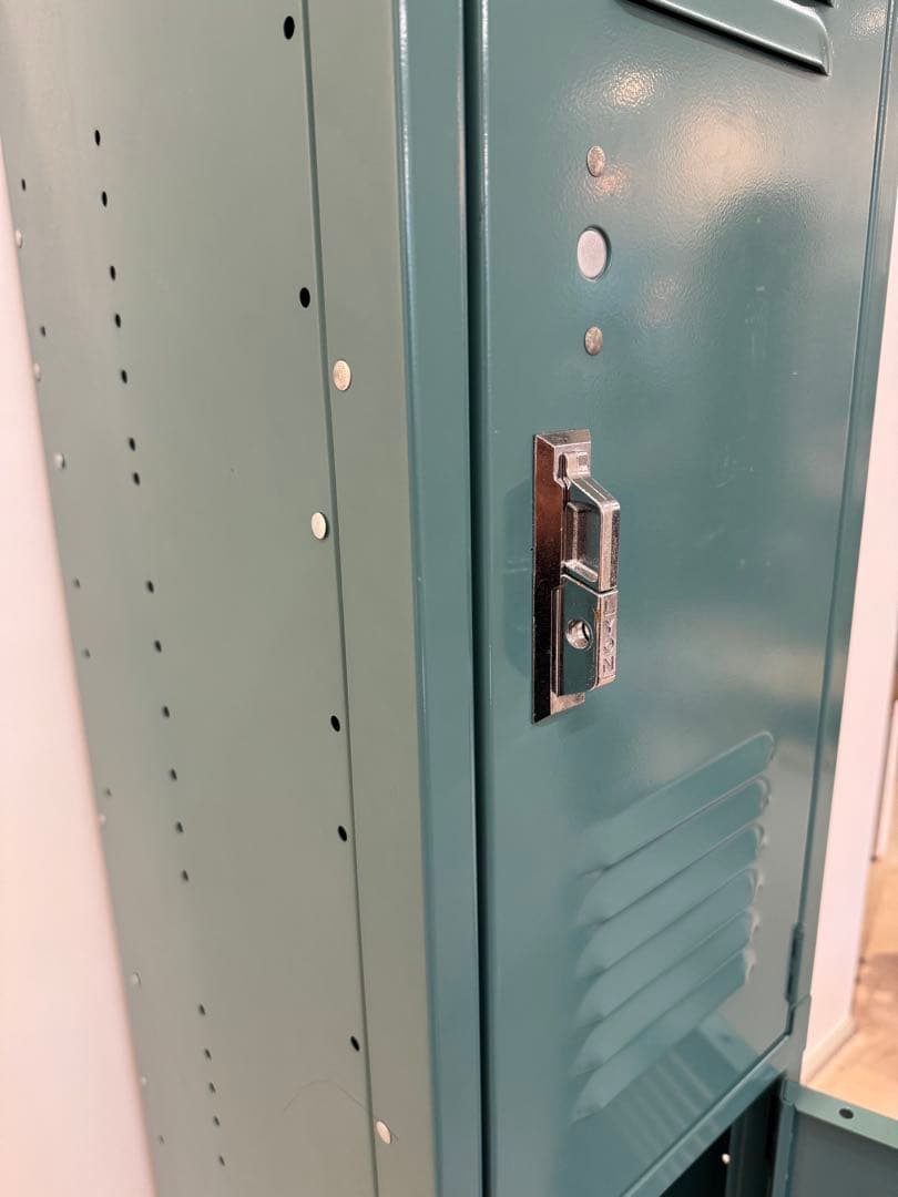 LYON社のスチールロッカー　3セット