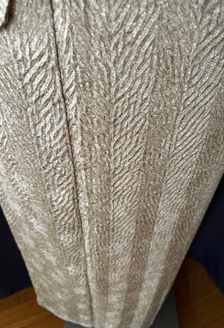 【小紋】藤娘きぬたや　杢目絞り　極上たたき柄生地　薄い抹茶色　しつけ付き