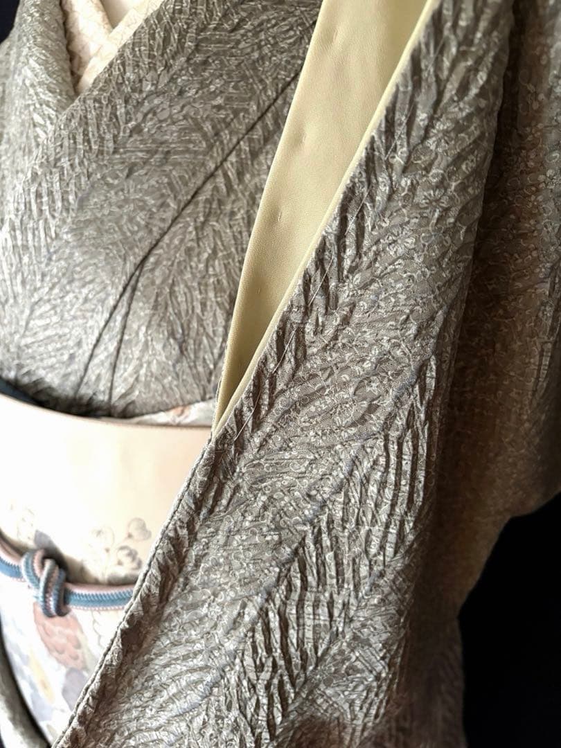 【小紋】藤娘きぬたや　杢目絞り　極上たたき柄生地　薄い抹茶色　しつけ付き