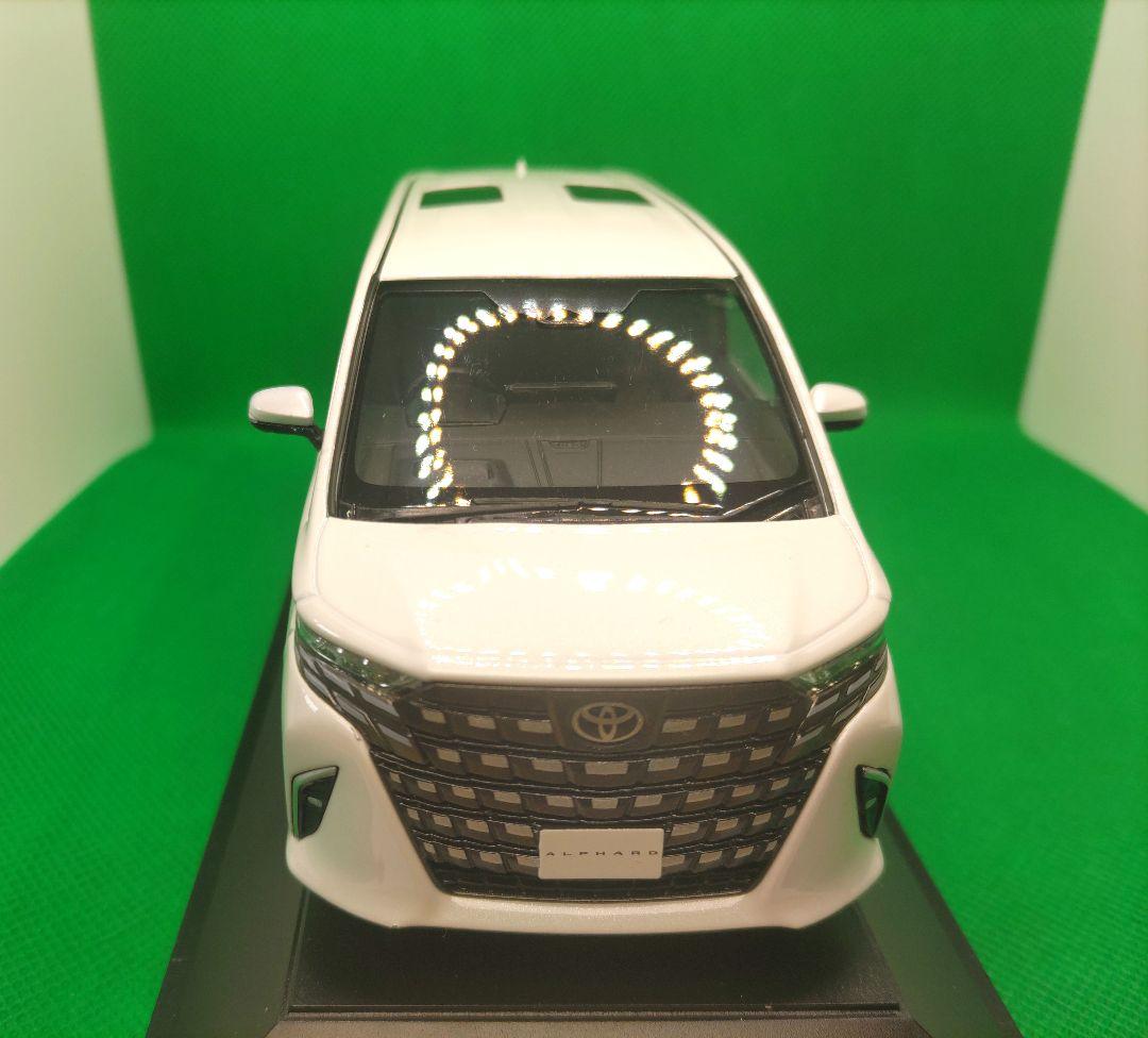 トヨタ 1/30 アルファード プラチナ ホワイトパールマイカ カラーサンプル