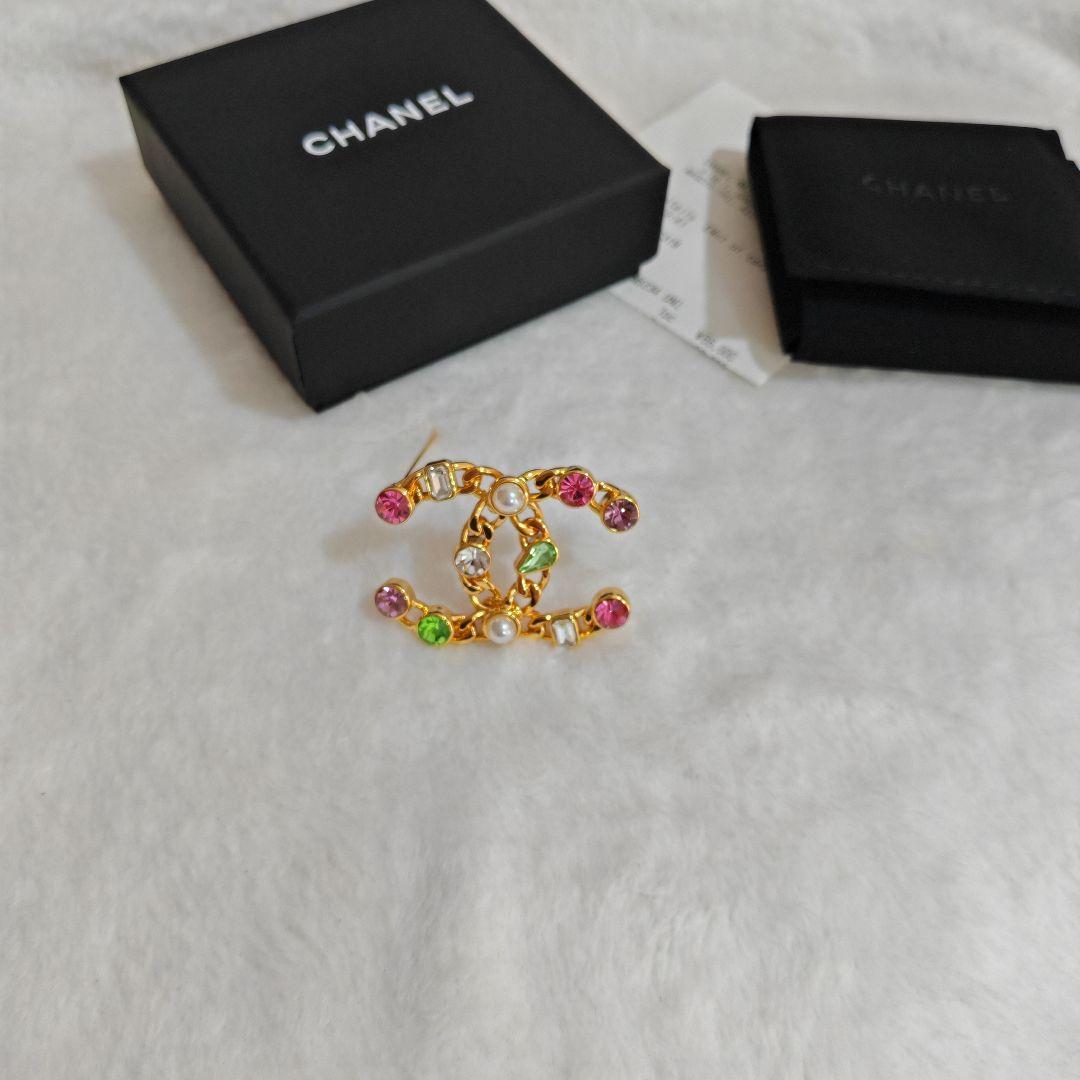 CHANEL カラフルストーンブローチ