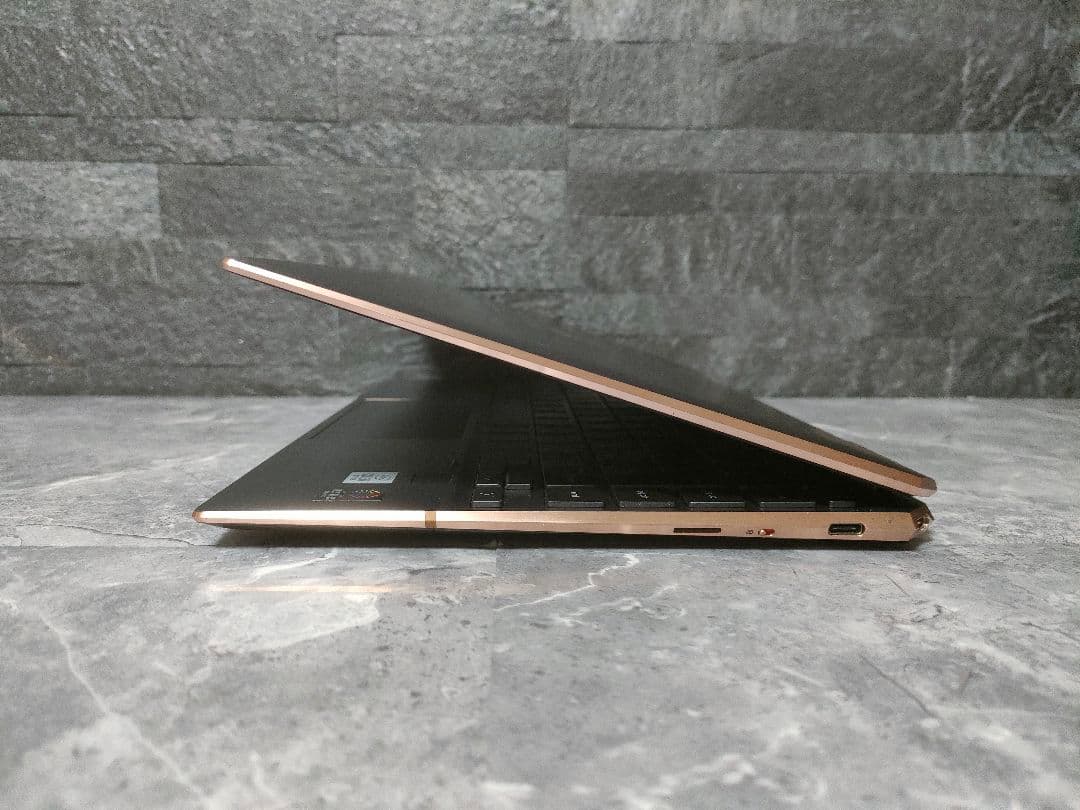 美品 HP SPECTRE COREI7 メモリ16 SSD256 新品バッテリ
