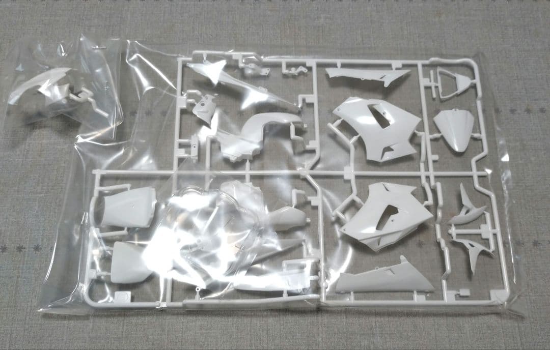 r*d様 1/12 ヤマハ YZR-M1 '04 キット、ディティールアップパー