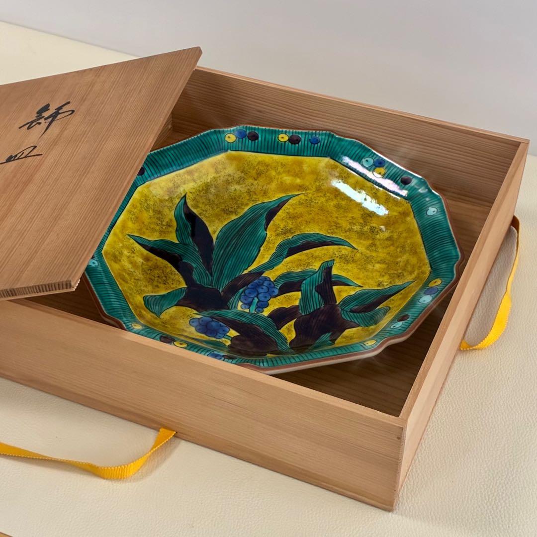 【九谷焼/美陶園/飾皿】万年青(おもと) 九角形 10寸 皿立・共箱付き