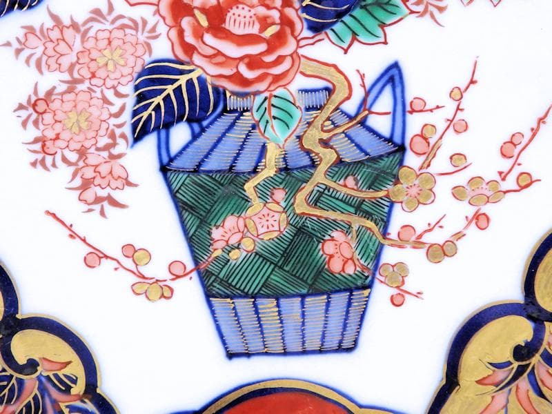 大聖寺伊万里　金襴手　百花繚乱　花籠に蝶の図　８寸半皿　E397AS-COa