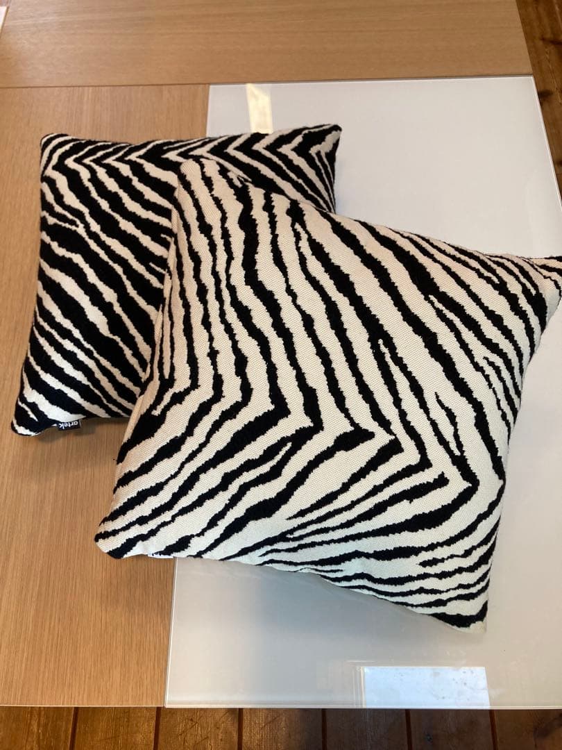 アルテックゼブラ柄 クッションカバー右側白 1個（中身無しカバーのみ）