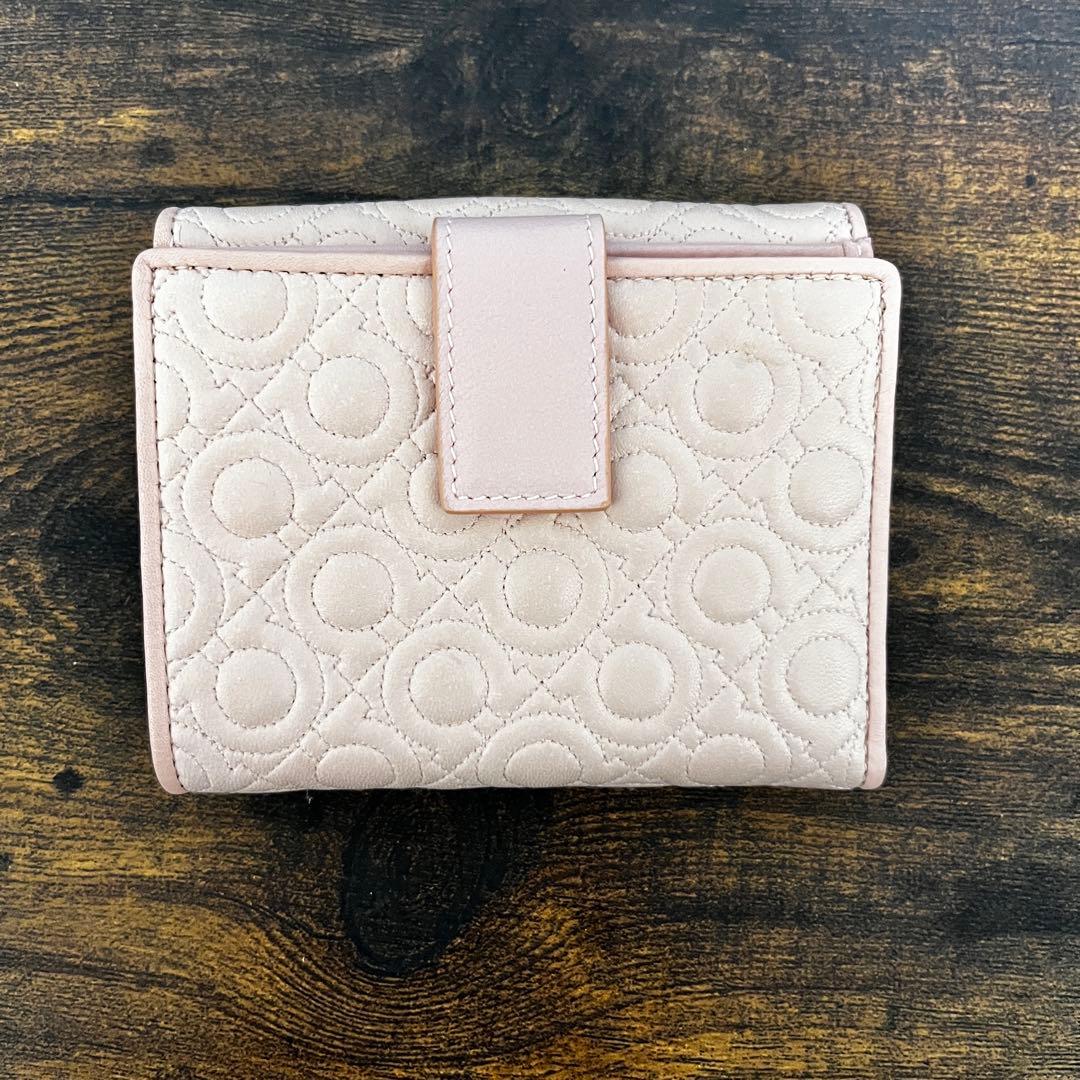 フェラガモ 二つ折り財布 ピンク