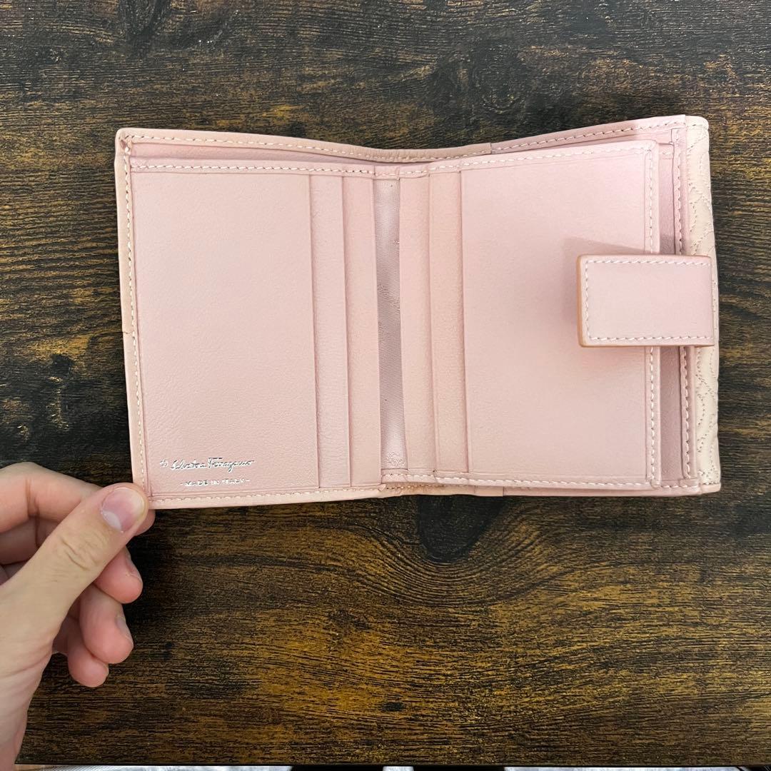 フェラガモ 二つ折り財布 ピンク