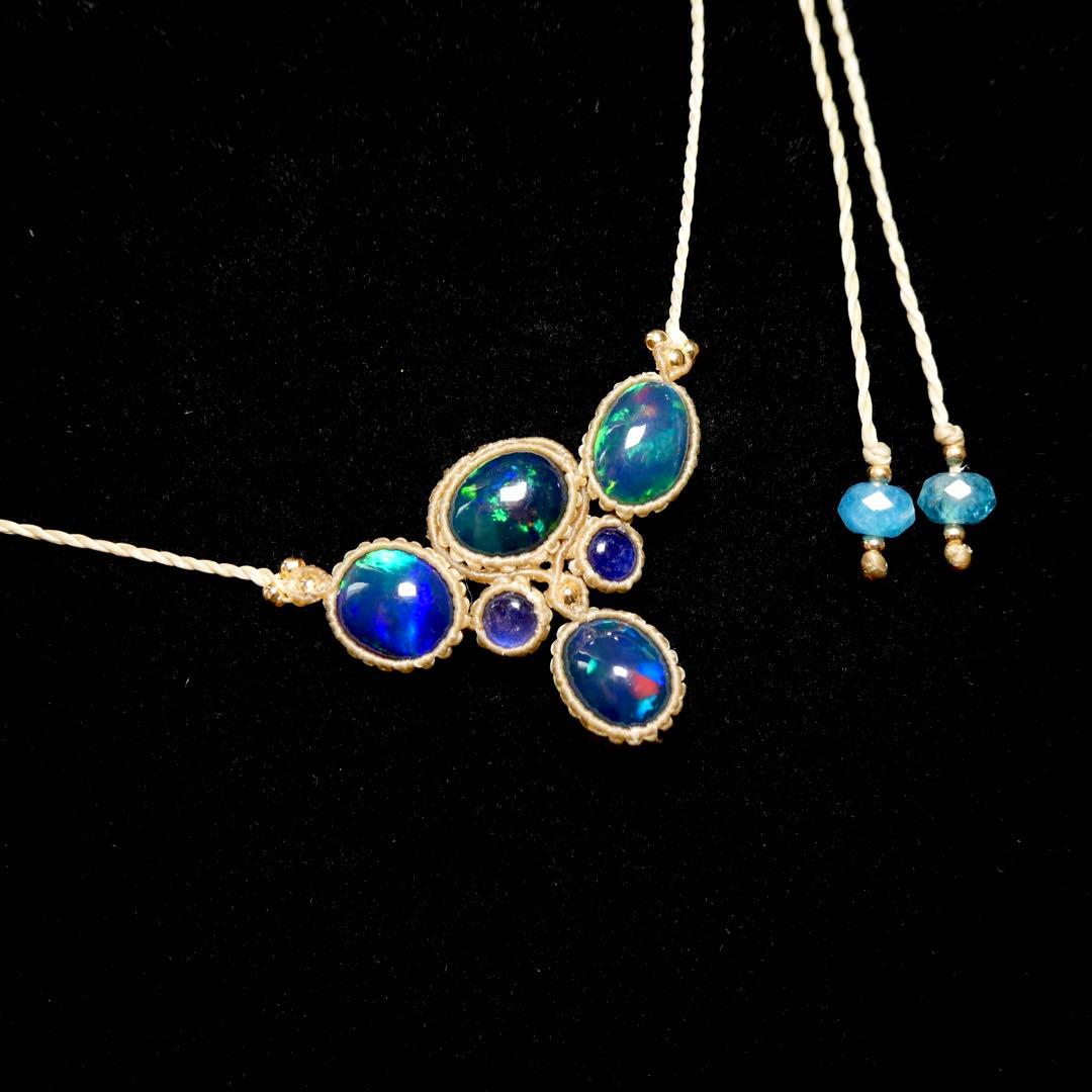 宝石質ブラックオパールとサファイアのマクラメネックレス