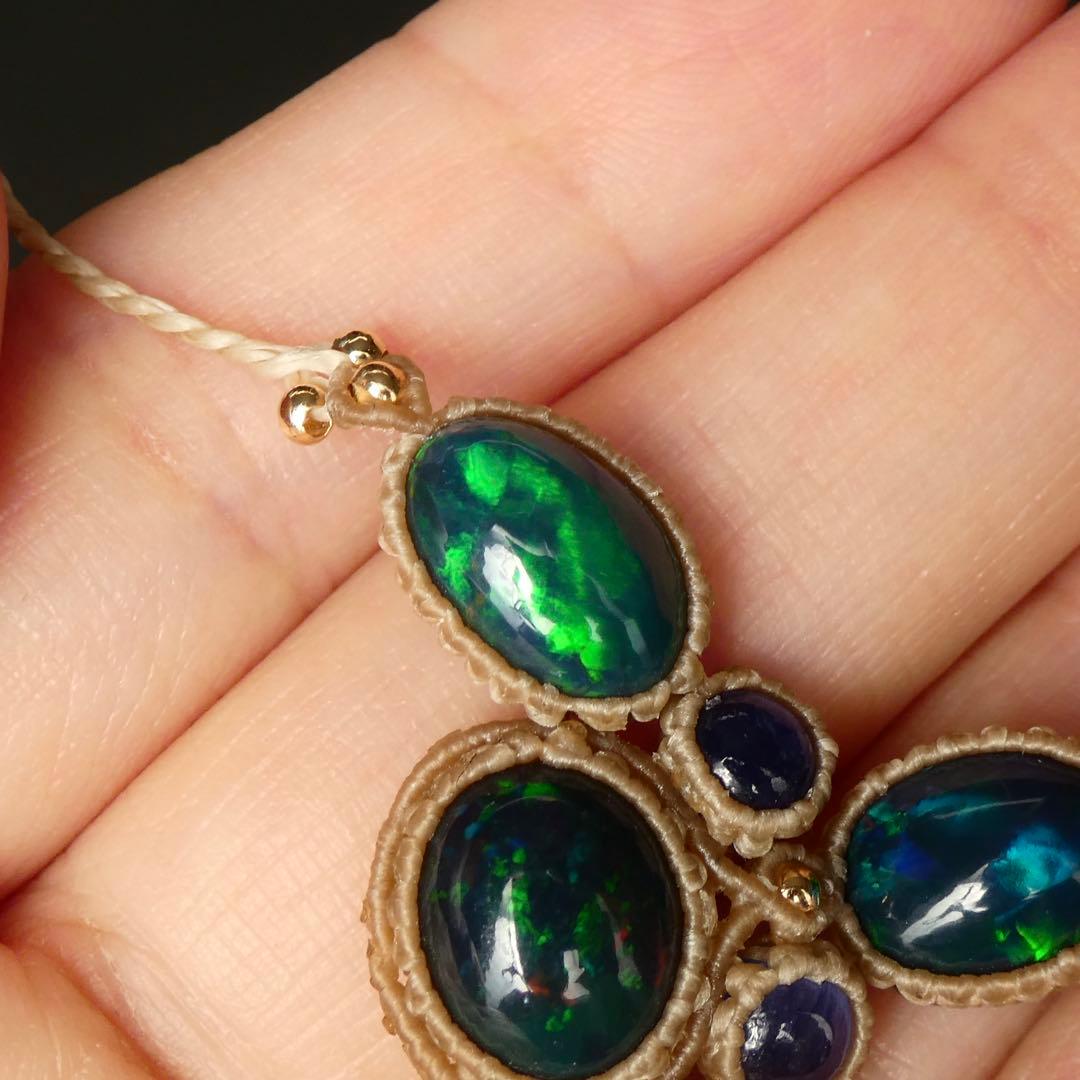 宝石質ブラックオパールとサファイアのマクラメネックレス