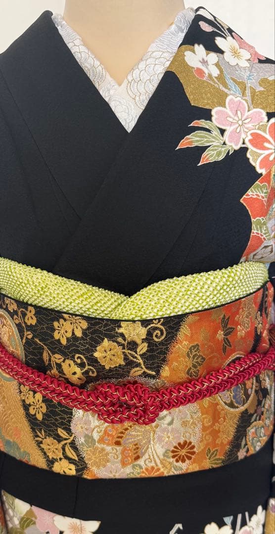 裄６９．５ｃｍ　豪華　４点セット　黒地に金駒刺繍 も豪華な振袖