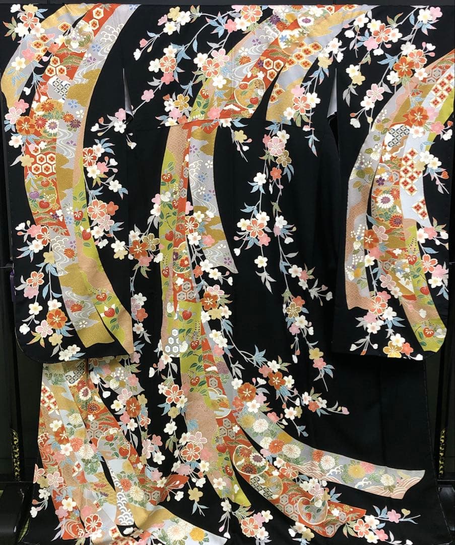 裄６９．５ｃｍ　豪華　４点セット　黒地に金駒刺繍 も豪華な振袖