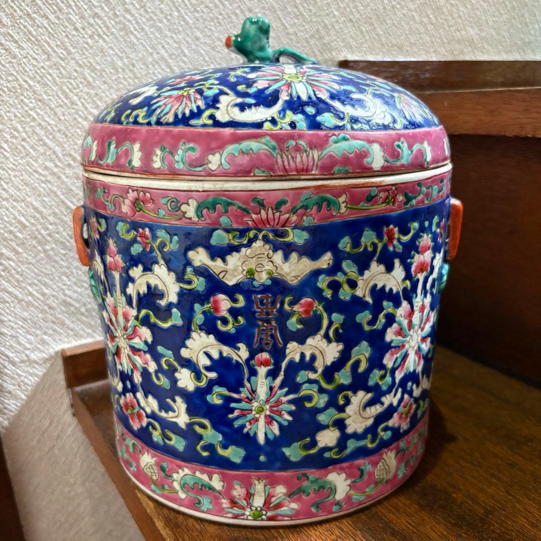 陶器の蓋付き容器