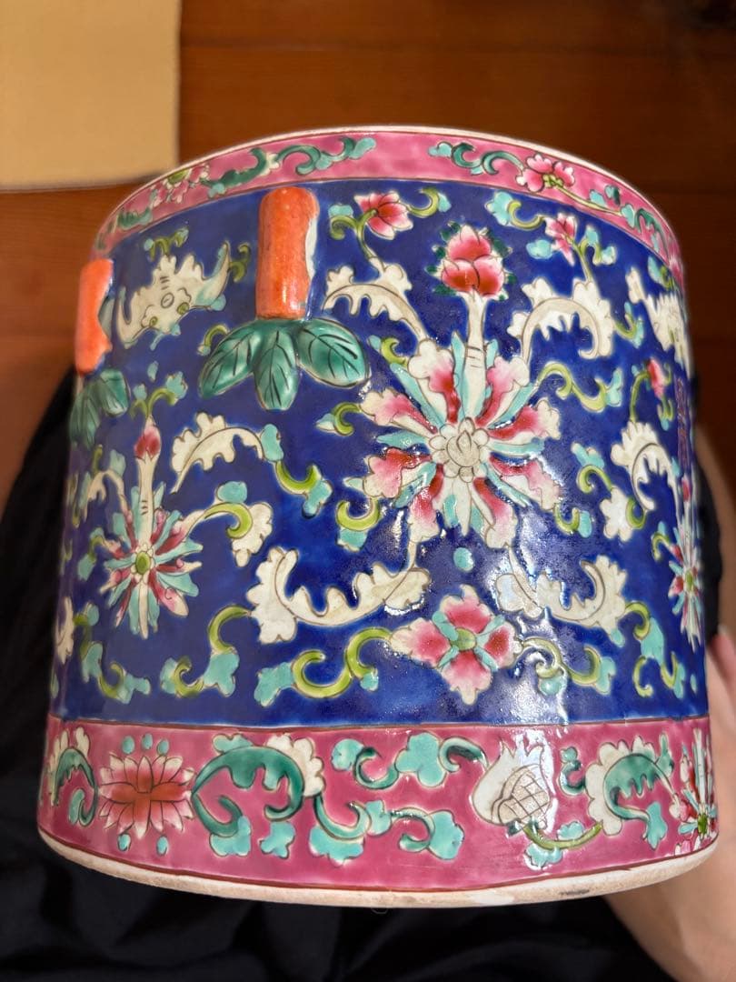 陶器の蓋付き容器