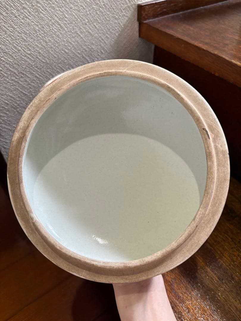 陶器の蓋付き容器