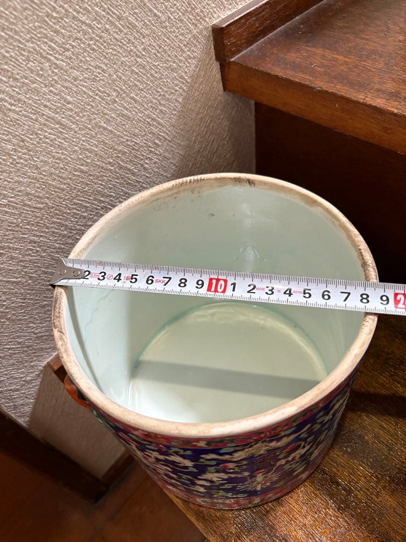 陶器の蓋付き容器