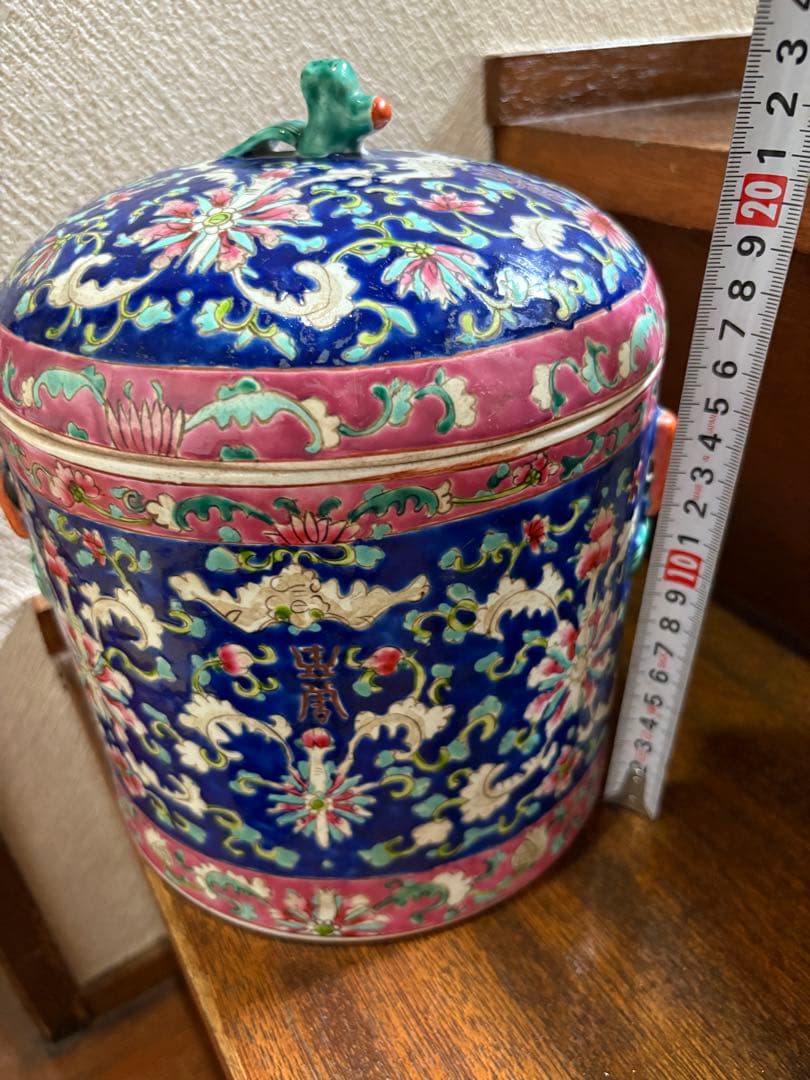 陶器の蓋付き容器