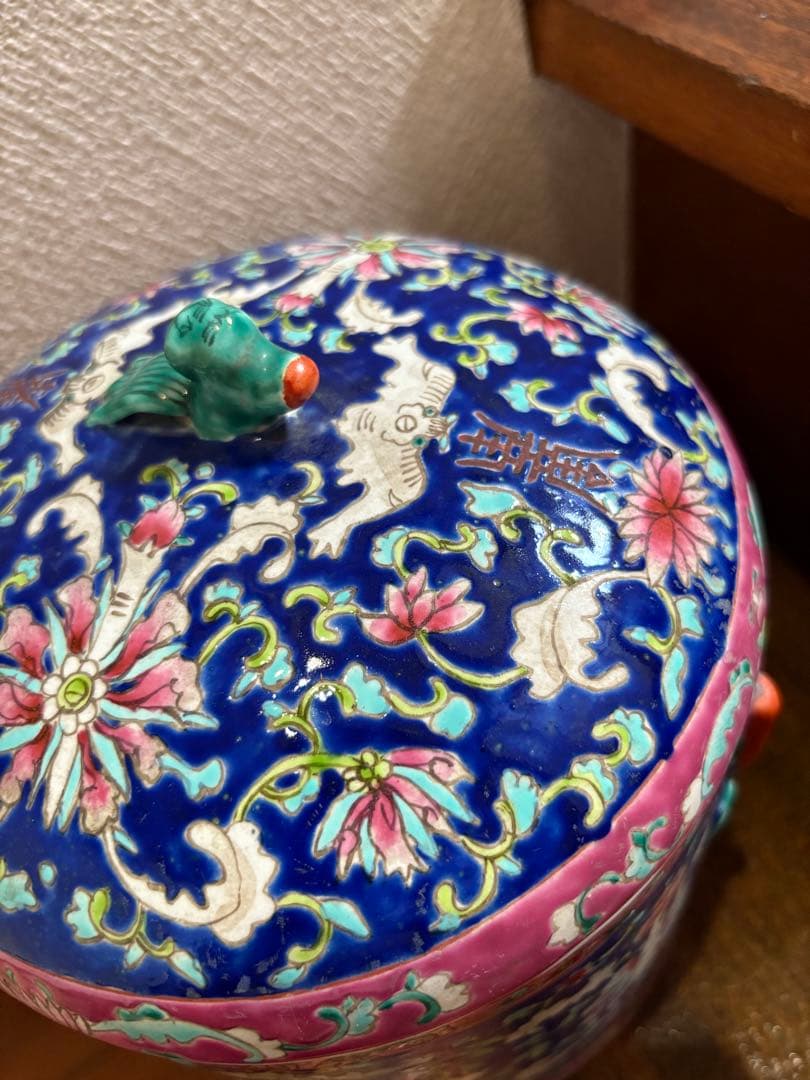 陶器の蓋付き容器