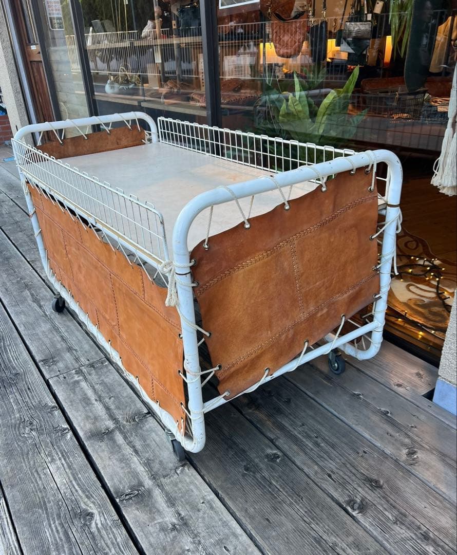 店舗什器　ワゴン　ホイール付き金属フレームストレージラック