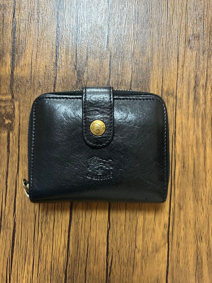 黒いレザー二つ折り財布