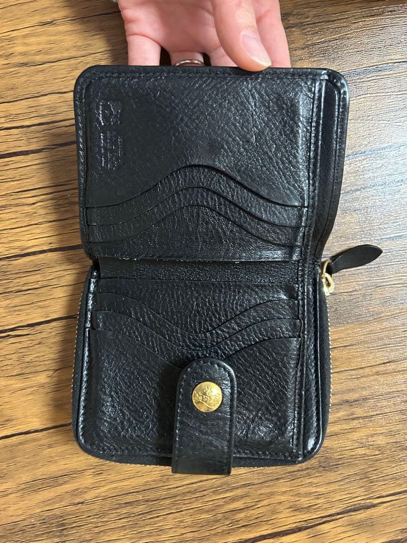 黒いレザー二つ折り財布