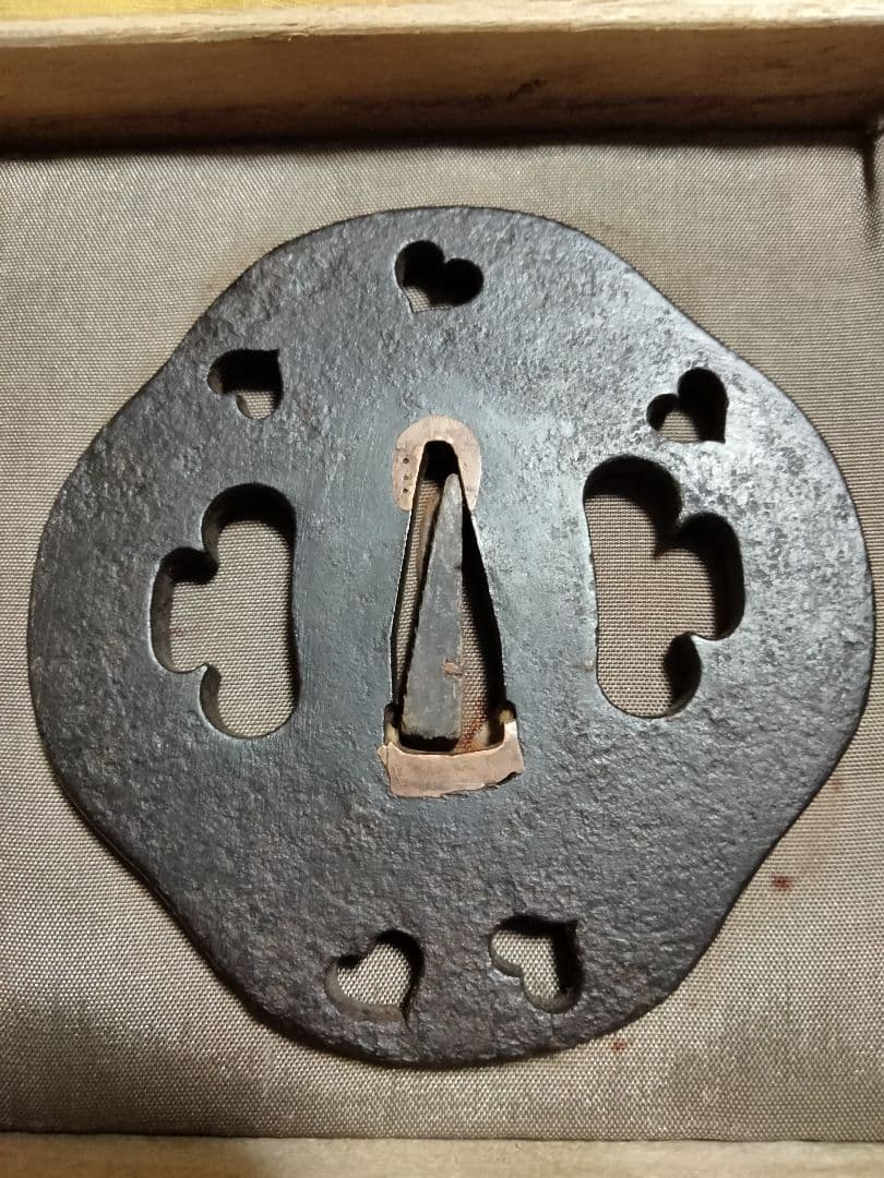 珍品　鉄鍔　鐔　(駿河家信　猪目小透かし)　江戸時代　箱付き