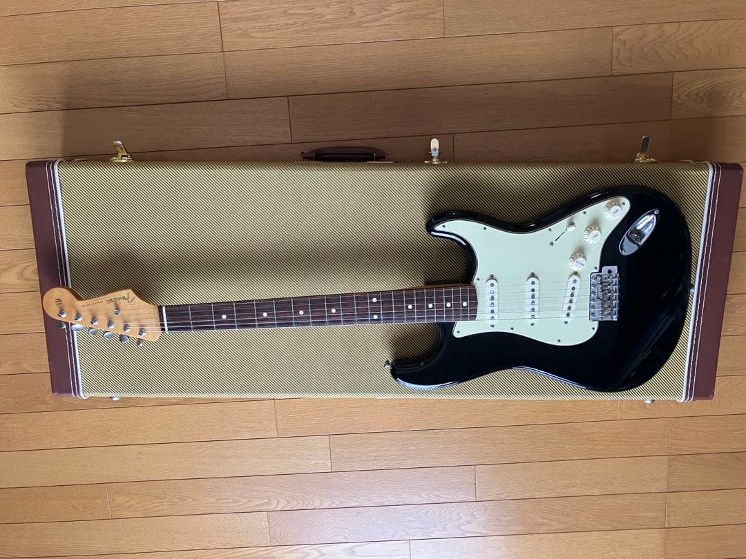 Fender Mexico 60’sストラトキャスター、ハードケース付き。