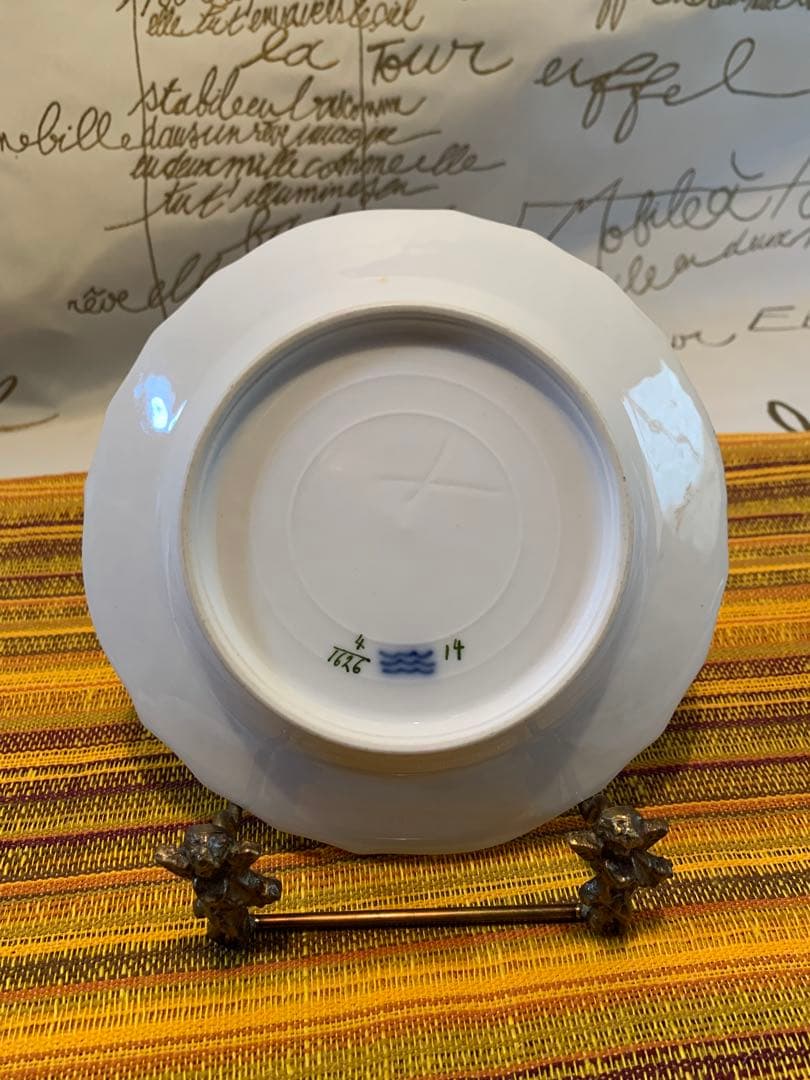 ロイヤルコペンハーゲン　レアな1870年アンティークの花柄絵皿綺麗に描けてます！