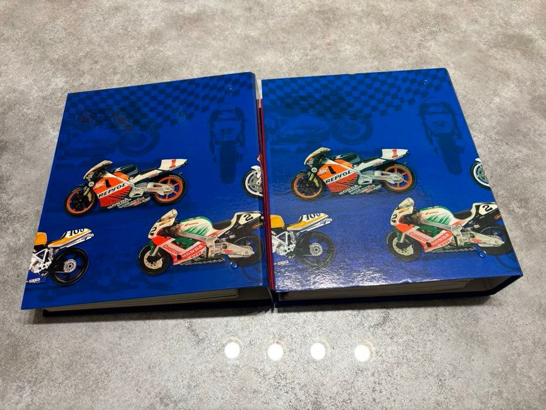 デアゴスティーニチャンピオンバイクコレクション 60台 バインダー2冊 飾り棚