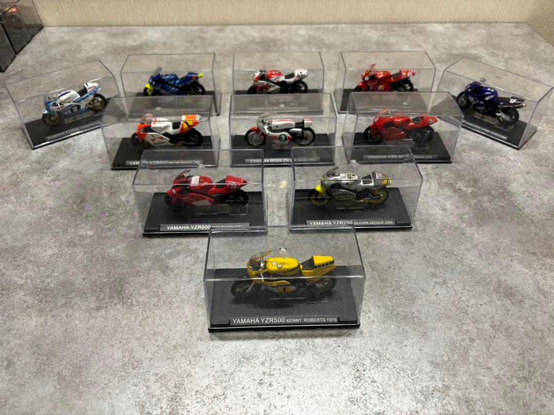 デアゴスティーニチャンピオンバイクコレクション 60台 バインダー2冊 飾り棚