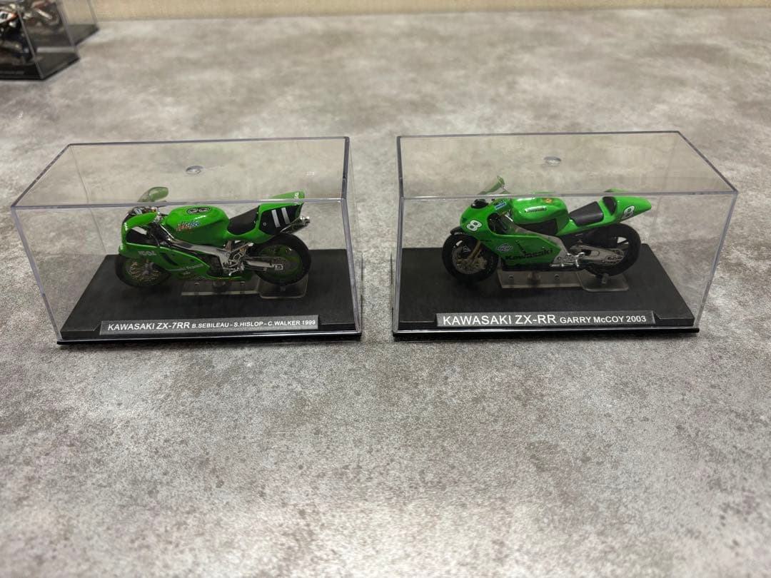 デアゴスティーニチャンピオンバイクコレクション 60台 バインダー2冊 飾り棚