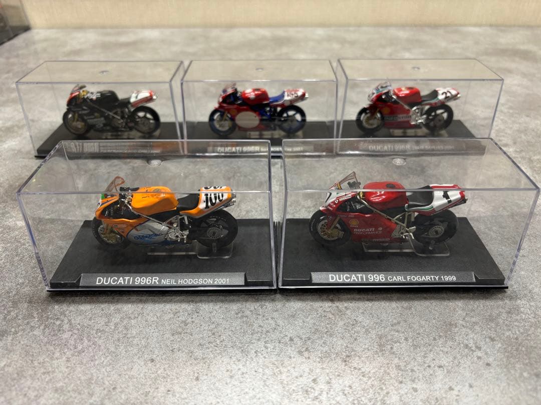 デアゴスティーニチャンピオンバイクコレクション 60台 バインダー2冊 飾り棚