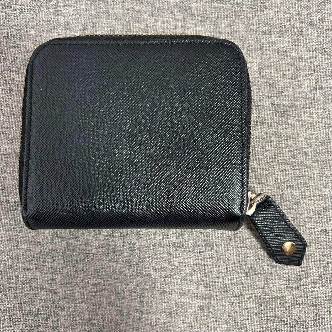 ブラック 二つ折り財布 ゴールドロゴ