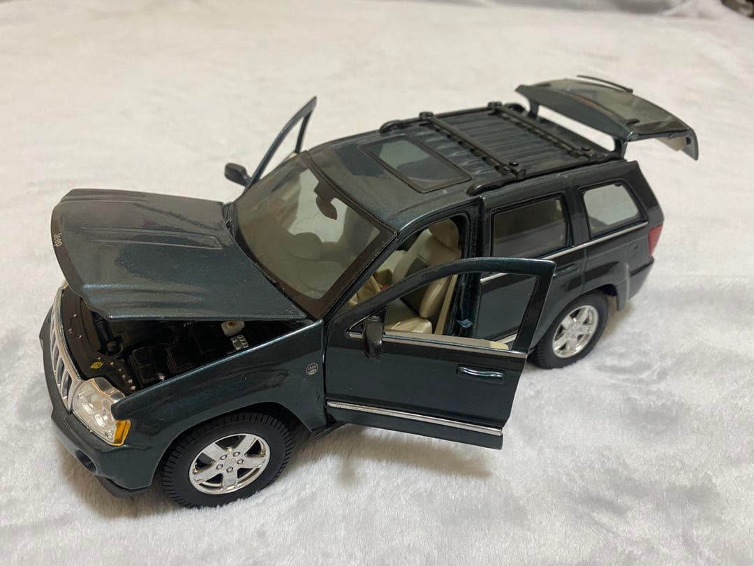 ミニカー Maisto 2005 Jeep Grand Cherokee 1/18