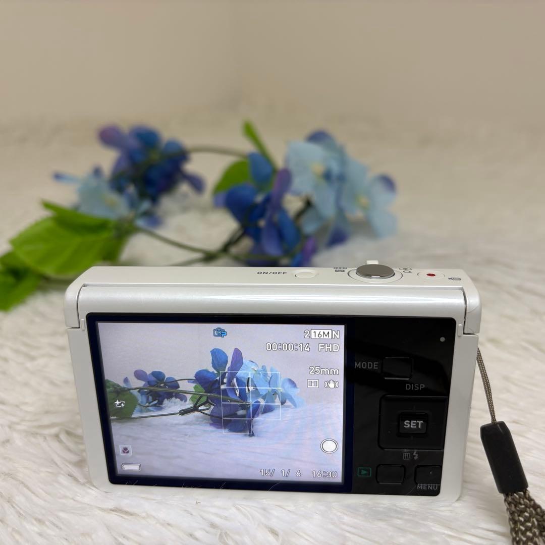 美品　CASIO カメラ　EX-ZR70 充電器　箱　ホワイト コンデジ　動作品