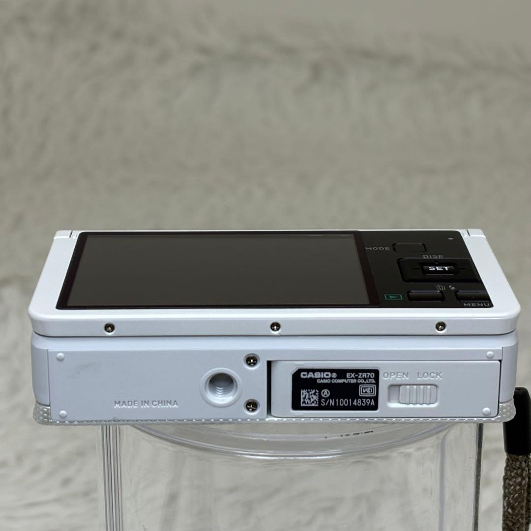 美品　CASIO カメラ　EX-ZR70 充電器　箱　ホワイト コンデジ　動作品